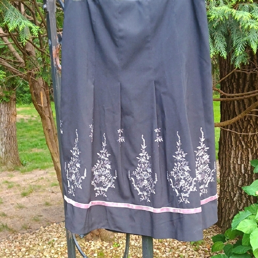 ANN TAYLOR SKIRT BLACK PLEATED EMBROIDERED Size 10